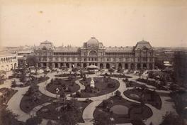 [Panorámica de la Plaza de Armas de Santiago, de fondo los edificios del Gran Hotel de Francia y el Hotel Milán]