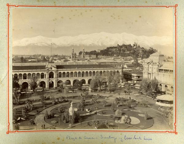 [Plaza de Armas de Santiago, al fondo Cerro Santa Lucía, panorámica]