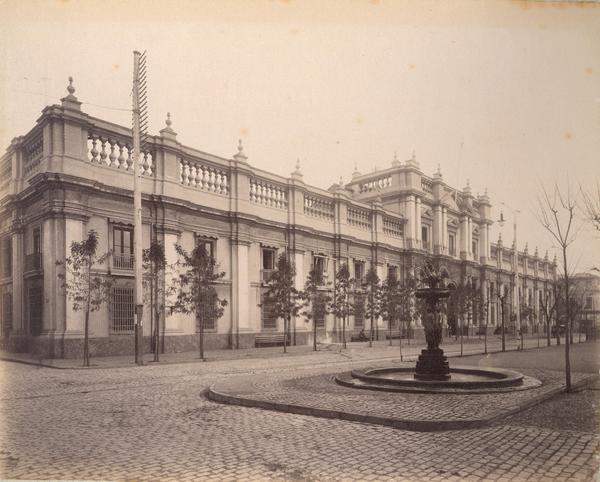 [Palacio de Gobierno de Chile : en su frontis se divisa una fuente de agua]