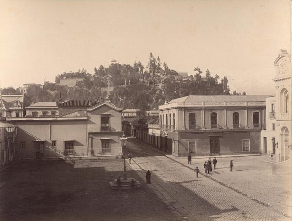 [Calle Agustinas, plazuela del Teatro Municipal, al fondo el Cerro Santa Lucía]