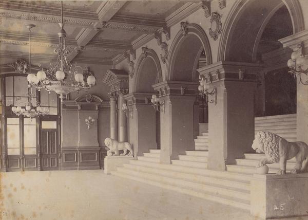 [Edificio : interior del Teatro Municipal de Valparaíso, destruído posteriormente en el terremoto del 16 de agosto de 1906]