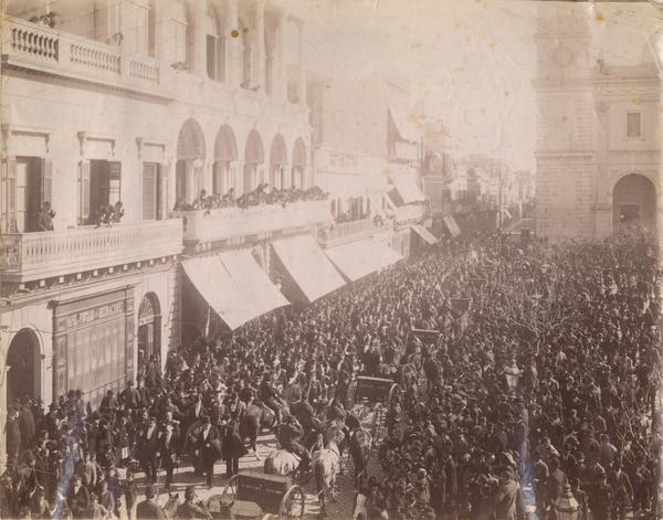 [Manifestación yo celebración multitudinaria en las calles, vista de gente caminando]