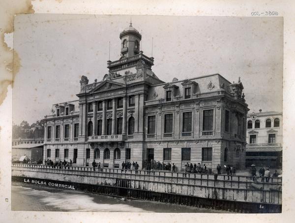 [Edificio : Comandancia y Circulo Naval, a orillas del mar. Por detrás se ve la estación de ferrocarriles, Valparaíso]