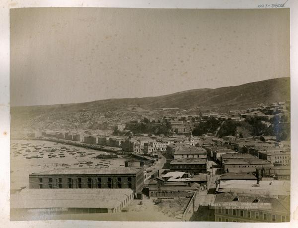 [Vista panorámica del Puerto de Valparaíso desde el Cerro de la Artillería]