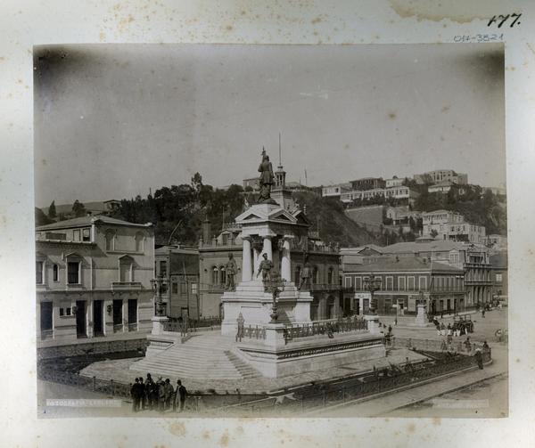 [Monumento a Arturo Prat en Valparaíso, de fondo se divisan los cerros]