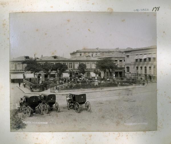 [Plaza Echaurren, con carruajes al costado de la plaza en Valparaíso]