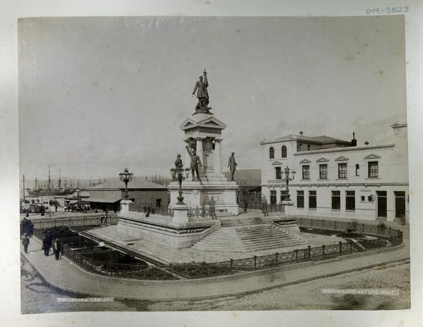 [Monumento a Arturo Prat en Valparaíso, de fondo se divisan unos barcos]