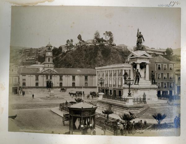 [Monumento a Arturo Prat en Valparaíso, al fondo se divisa el edificio de la Intendencia]