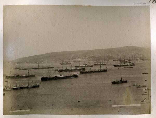 [Vista general del Puerto de Valparaíso, con barcos en el mar]