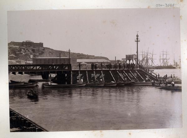 [Vistal del muelle fiscal de Valparaíso, con botes para pasajeros]