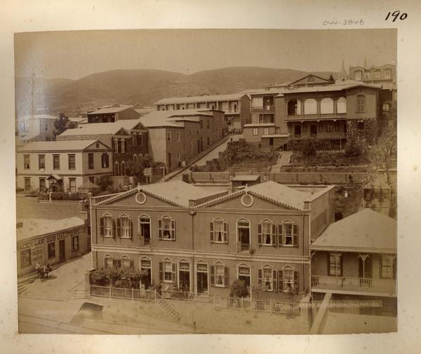 [Cerro Concepción de Valparaíso, se ve una subida y casas]