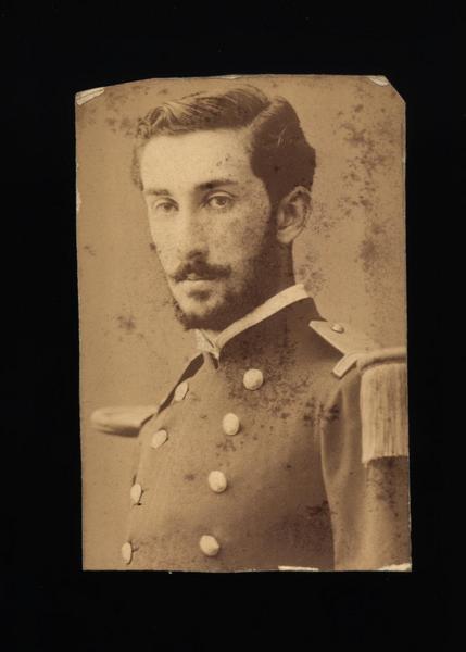 [Roberto Aldunate Bascuñan, teniente de artillería, retrato de medio cuerpo con uniforme]