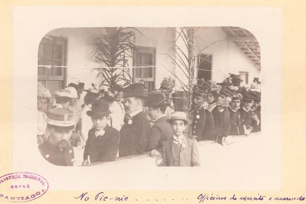 [Hombres con sombreros de copas y uniformados en las afueras del edificio de Ejército y Armada]