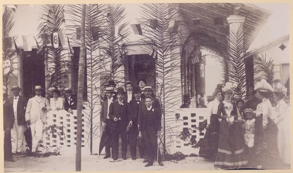 [Reunión social, personas con vestimenta formal, en la entrada de una casa, Salvador de Bahía, Brasil]