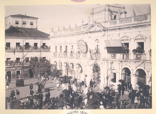 [Personas celebrando en las afueras del edificio de la Municipalidad de Salvador de Bahía, Brasil]