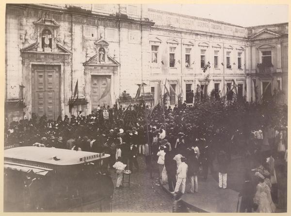 [Manifestación de las facultades, frente a la catedral y al edificio de Cs. Médicas, Salvador de Bahía, Brasil]