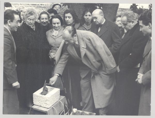 [Pablo Neruda colocando una primera piedra, junto a Guillermo Feliú Cruz y otras personas]