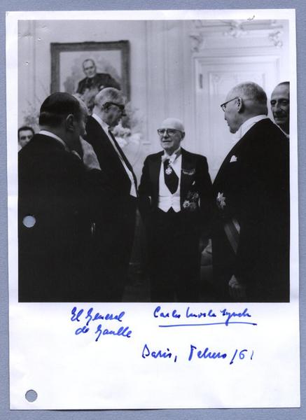 [Charles de Gaulle, Carlos Morla Lynch, y otros conversando parados]