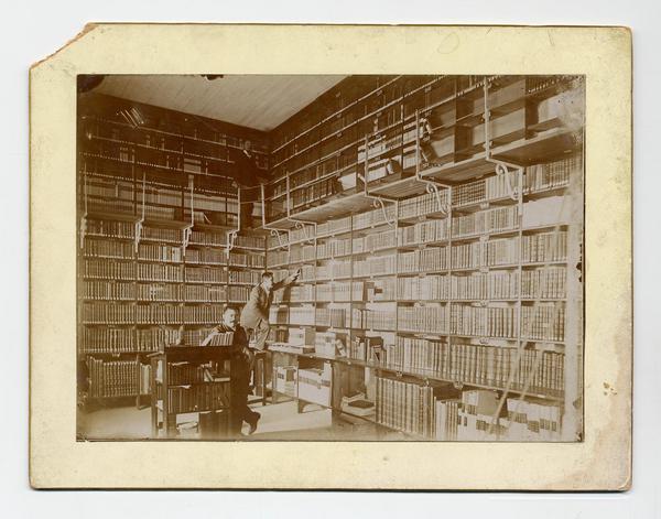 [Estanterías de la antigua biblioteca del Instituto Nacional, en la antigua Iglesia de San Diego]