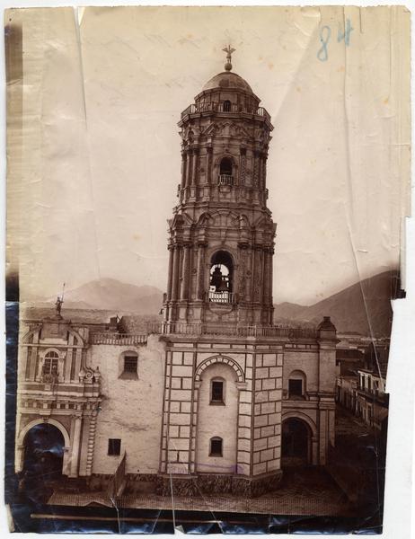 [Torre Campanario de la Iglesia de Santo Domingo en Lima, Perú]