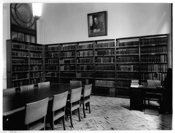 [Biblioteca Nacional. Salón con estanterías de colecciones]