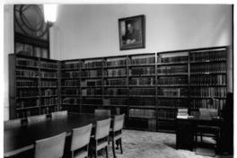 [Biblioteca Nacional. Salón con estanterías de colecciones]