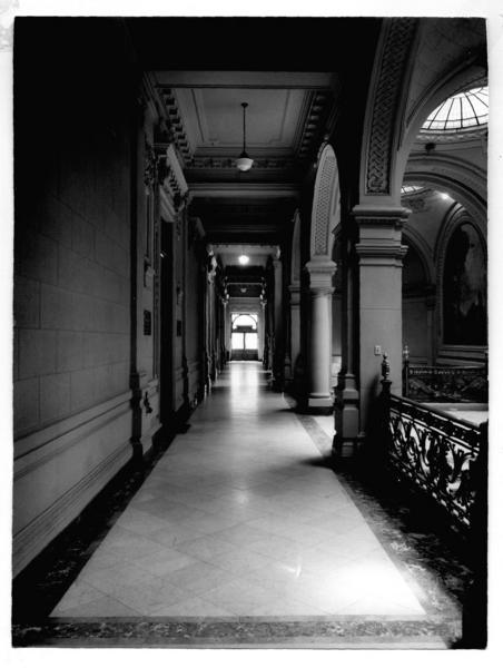 [Biblioteca Naciona. Pasillo del segundo piso, antigua galería de los pasos pérdidos]