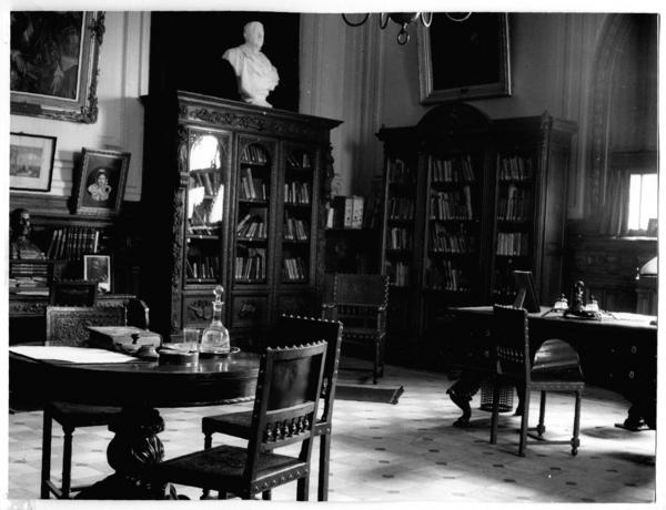 [Biblioteca Nacional. Sala José Toribio Medina, sala del Conservador, se divisan estanterías y mesas de lectura]