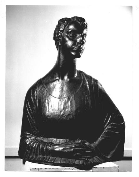 [Juana Edwards de Gandarillas, retrato en escultura de medio cuerpo]