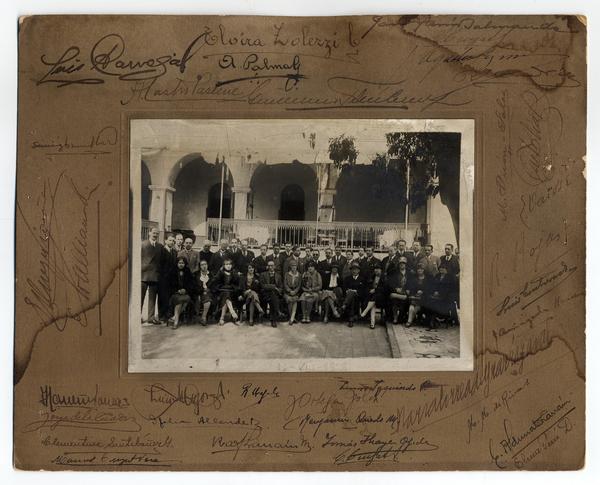 [Reunión social en el Cerro Santa Lucía, se destacan : Guillermo Feliú Cruz, A. Castro Pastene, Elvira Solezzi, Ofelia Allende, Clementina Santibañez, Tomás Thayer Ojeda, E. Aldunate Larraín, Manuel Cruzat Vera, entre otros]