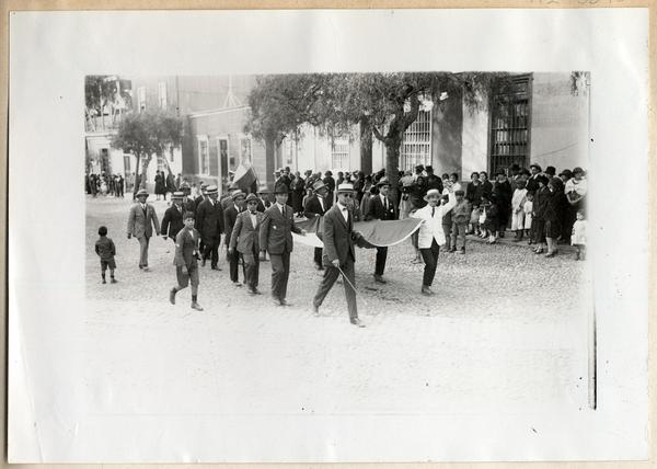 [Desfile patriótico en Arica. Grupo de personas transportando una bandera chilena]