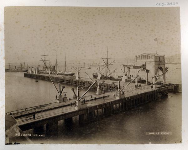 [Vista del muelle fiscal de Valparaíso, se visualizan sus gruas y barcos atracados]