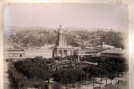 [Plaza de La Victoria, destacando la Iglesia del Espíritu Santo, otras edificaciones y cerros de Valparaíso]