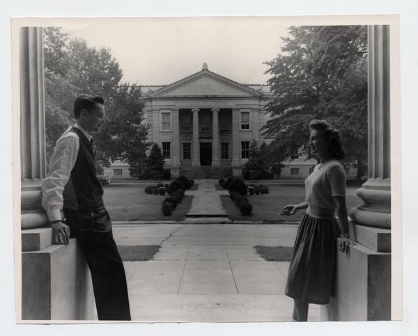 [Frontis del College History, Estados Unidos, en primer plano una pareja apoyada en los pilares]