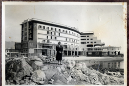 Retrato plano general, Hotel Antofagasta, ubicado frente al mar y una señora en los roqueríos