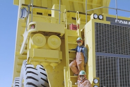 Mineros junto a un camión en la mina Doña Inés de Collahuasi, hacia 1985.