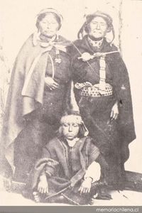 Familia mapuche, con trajes y platería, hacia 1890.