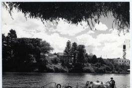 Río Valdivia, al frente el Museo.