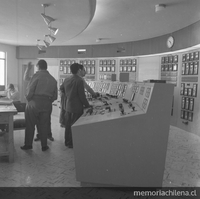 Vista de las tres unidades generadoras y sala de comandos en el interior de la casa de máquinas, Pullinque, 1962.