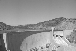 Vista de la estructura de la presa de la Central Hidroeléctrica Rapel, hacia 1960.