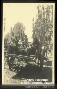 Familia se transporta en una carreta tirada por bueyes, en la Hacienda el Huique, hacia 1930.