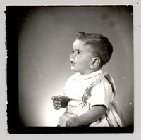 [Niñito en distintas poses: riendo, llorando, mirando y con distintas ropas: pecho desnudo y vestido]