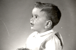 [Niñito en distintas poses: riendo, llorando, mirando y con distintas ropas: pecho desnudo y vestido]