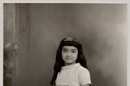 [Niña adolescente con vestido de fiesta, zapatos y calcetas blancas]