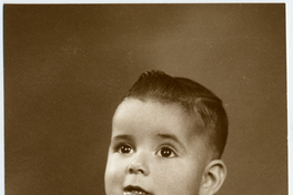 [Niñito vestido con un traje de verano de hilo blanco y en otra pose desnudo]