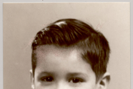 [Niño posando con una camisa blanca, corbatín oscuro y chaleco con botones de color claro]