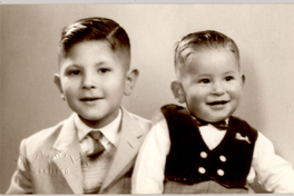 [Dos niños [hermanos] posando sonrientes]