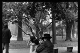 [Familia sentada en una banca] : Quinta Normal