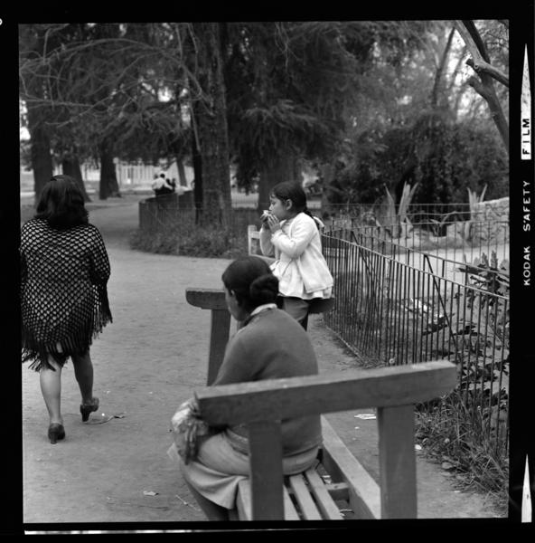 [Madre e hija sentadas en una banca] : Quinta Normal