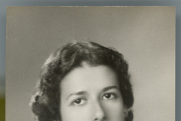 [Mujer joven de vestido blanco sin mangas, pelo rizado y aros largos]